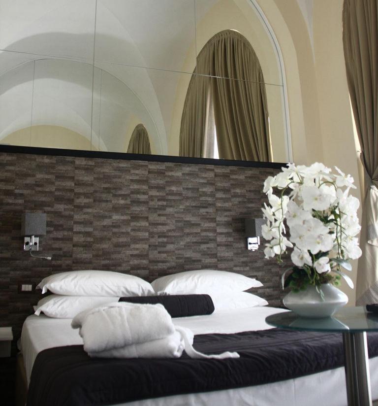 Boutique Hotel Piazza Carita Naples Exterior photo